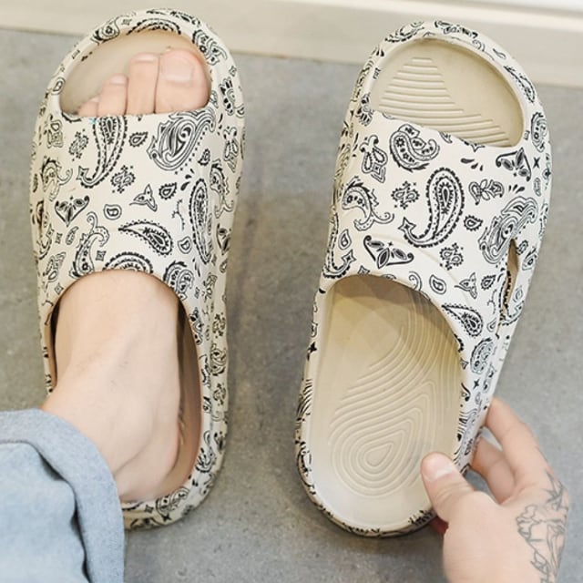 【予約販売】サンダル メンズ ペイズリー柄 フラット スリッパ ブラック/ホワイト/クリーム カジュアル スポーティー ビーチサンダル 靴 お洒落 ストリート 韓国 24cm/24.5cm/25cm/25.5cm/26cm/26.5cm/27cm/27.5cm
