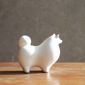 コロンとなめらかな、磁器の白い犬