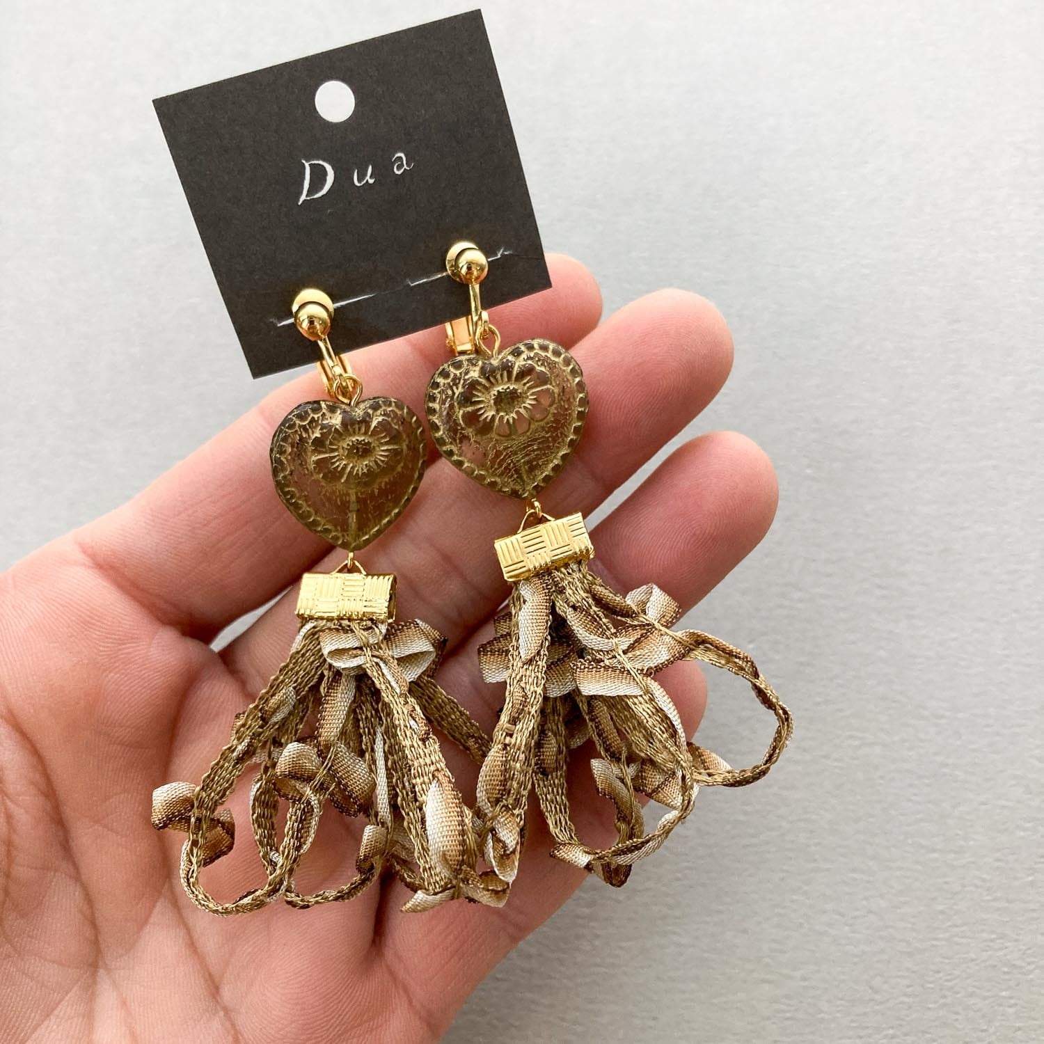 ハートチェコビーズとリボンタッセルの〈ピアス/イヤリング〉 | Dua