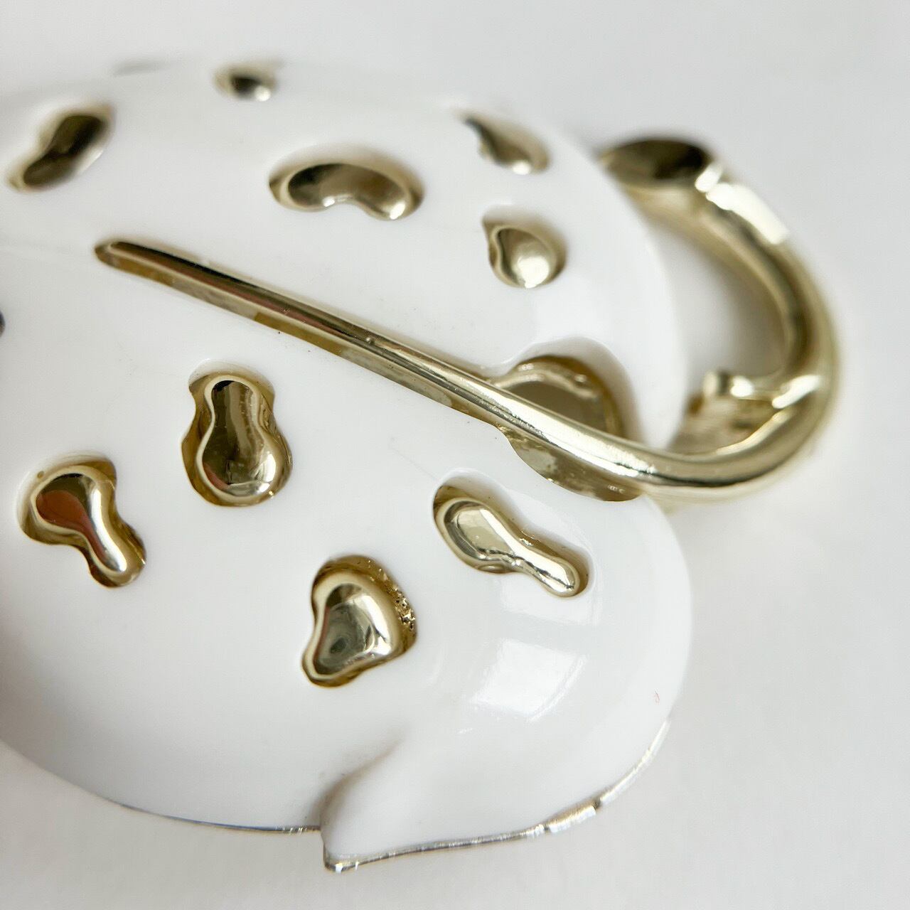 Sarah Coventry” White Velvet brooch[b-418] ヴィンテージ