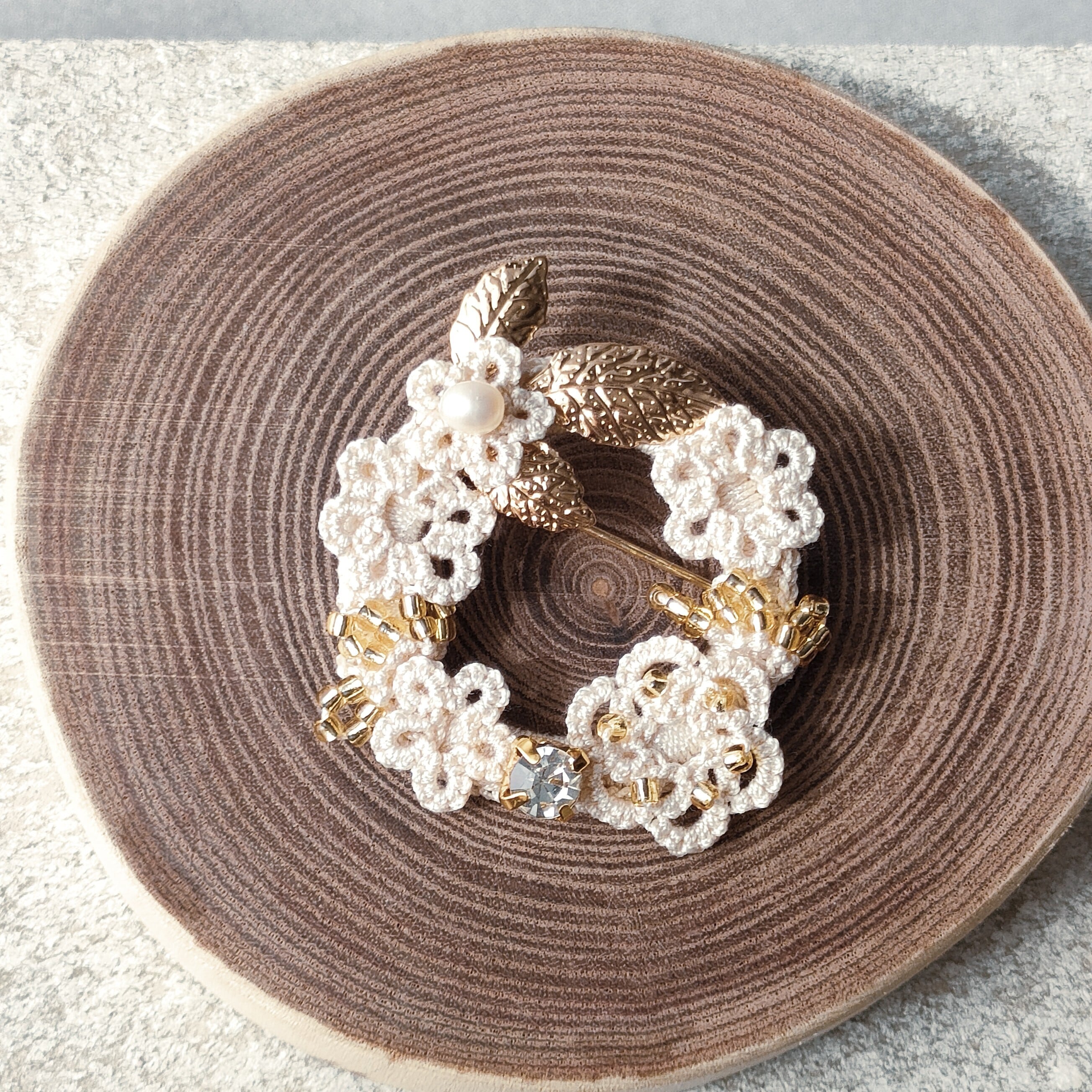 レース包みの花ブローチ|金具までレースで仕立てた アイボリーレース×ゴールド