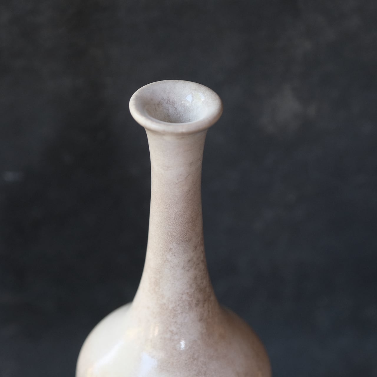 瀬川辰馬 Tatsuma Segawa 炭化白釉 花器 W45-1 | les trois 瀬川辰馬 Tatsuma Segawa 炭化白釉 花器 W45-1 | les trois