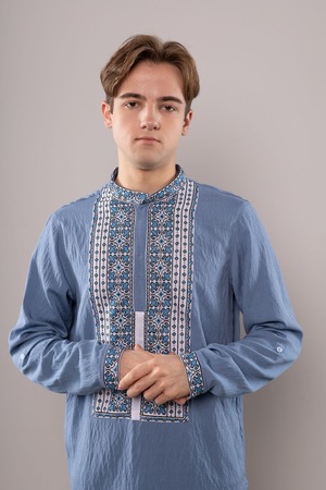 ウクライナ刺繍ヴィシヴァンカ　クロスステッチ手刺繍　Ｍサイズ　メンズ