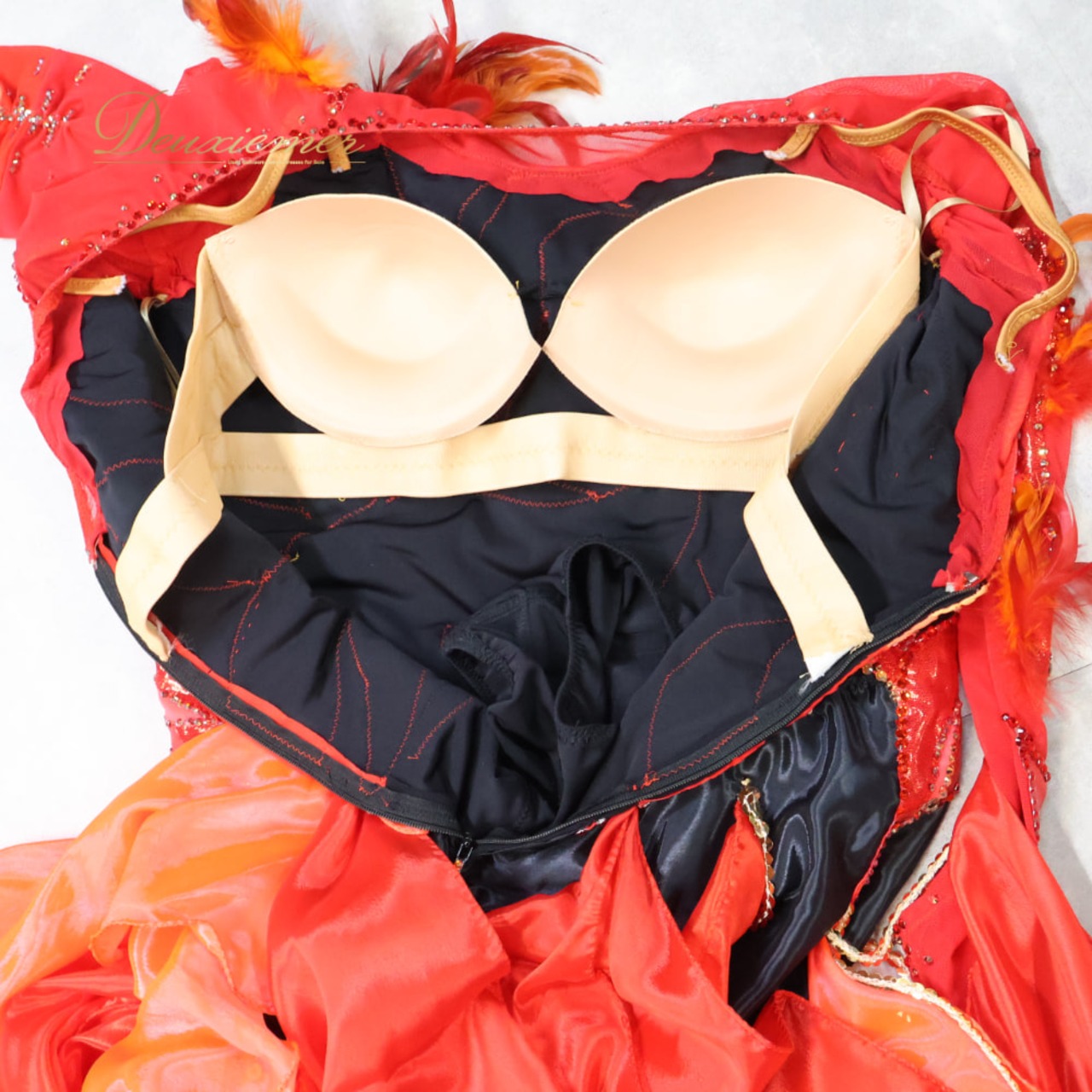 社交ダンス 衣装 Aoi produce ドレス パンツスタイル レッド系 オレンジ系 ブラック系 黒 赤 オレンジ 羽 フロート レース デモ ダンス パーティ 発表会 個性的 ズボン コンテスト ステージ