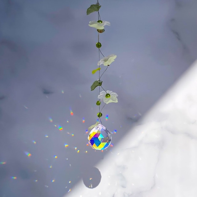 観葉植物の代わりとしても◎リーフとフラワーのボタニカルサンキャッチャー
