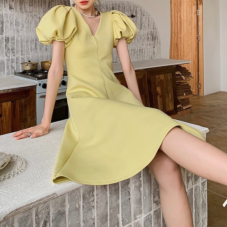 吉川ちかちゃん着用】パフスリーブVネックミディ丈ワンピース | ROSE AURA