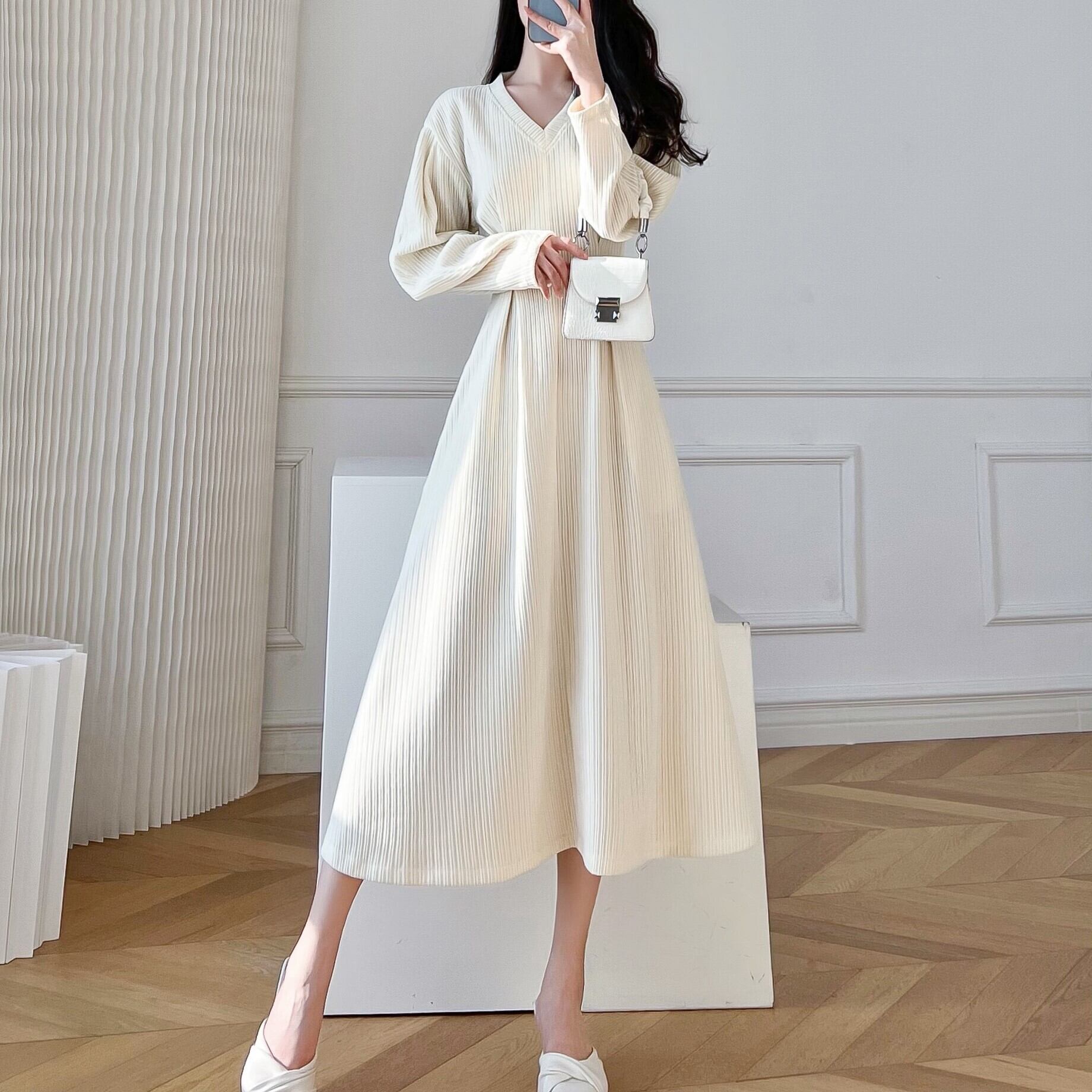 ワンピース レディース 2色 フレアワンピース ミディアム丈 長袖 Vネック フレア ウエストマーク ハイウエスト ニット かわいい 大人可愛い きれいめ シンプル カジュアル 上品 エレガント 清楚 おしゃれ 綺麗 おとな ガーリー 華やか 無地 通勤 学生 通学 デート お出かけ 女子会 パーティー イベント 散歩 カフェ巡り 送料無料 M L XL 2XL ホワイト ブラック 春 秋 10代 20代 30代 ママ 韓国系 着回し 普段使い 脚長 ファッション コーデ スタイル モテ トレンド 流行