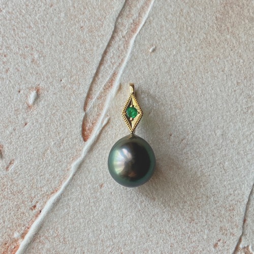 K18 South Sea Pearl Pear Shape× Dia-motif Pendant Head＜EMERALD＞／K18南洋バロックパール洋梨型×ダイヤモチーフペンダントヘッド＜エメラルド＞宝石鑑別書付