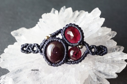 6条スターガーネット＆ロードライトガーネットのマクラメブレスレット - 実 -【一点物】