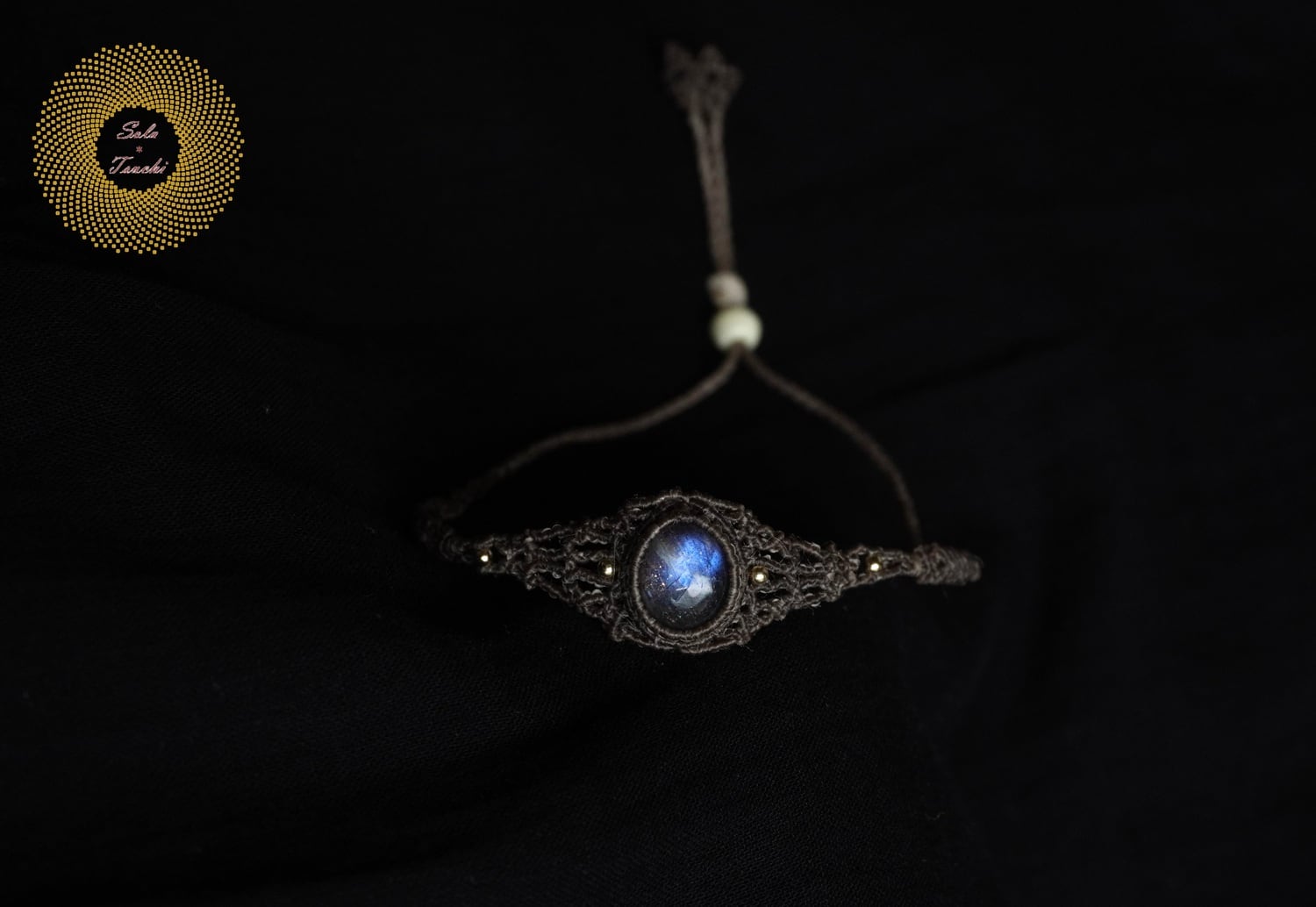 ワックスコード）ラブラサンストーンのマクラメ編みブレスレット