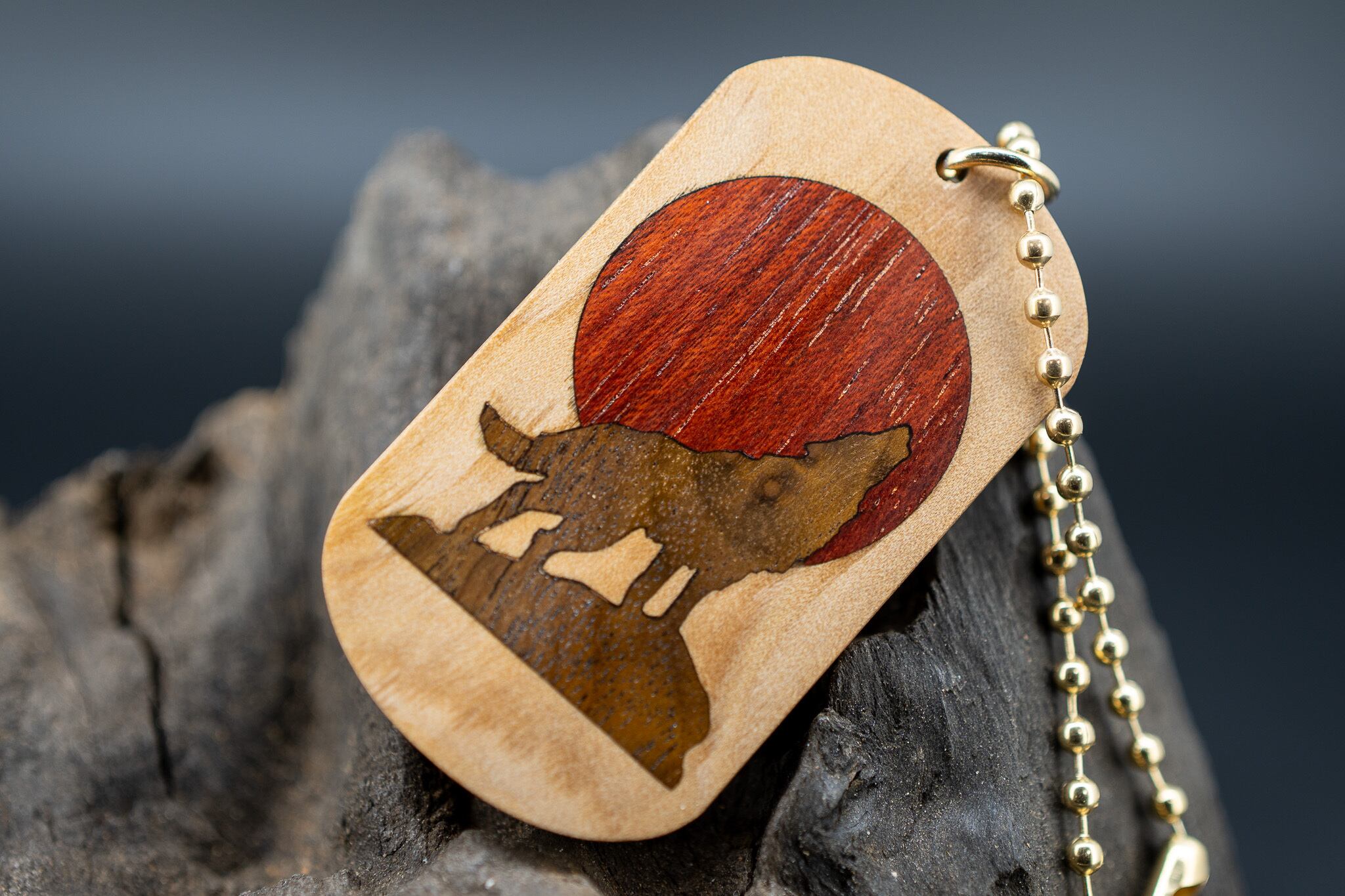 【茶花の女王】 椿 ドッグタグ 象嵌 月と狼