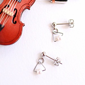 ヴァイオリン、ヴィオラ弦のプチトライアングルピアス V-039  Strings putti triangle pierce ♫ヴィオラ 