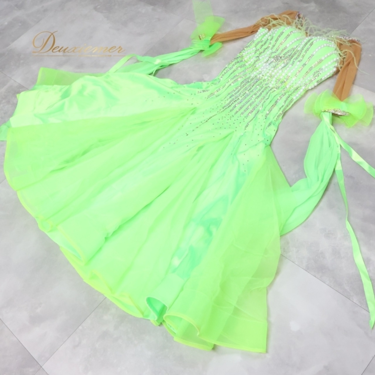 社交ダンス 衣装 スタンダードドレス ワンピース ドレス フロート リボン 黄緑 軽い イタリア製 ペチコート RS デモ 競技 ダンス パーティ 発表会 蛍光 ファー パール 高級感 鮮やか グリーン系 イベント服 踊り用ドレス パール装飾 スポーツウェア ダンス用衣装 フェスティバル ドレス 舞台衣装