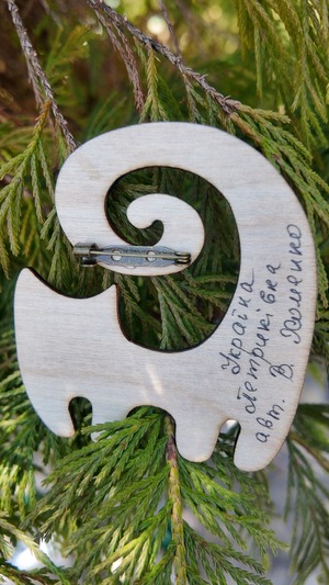 ウクライナ伝統絵画 ペトリキウカ塗り 木製ブローチ（ホメンコ作）ねこ