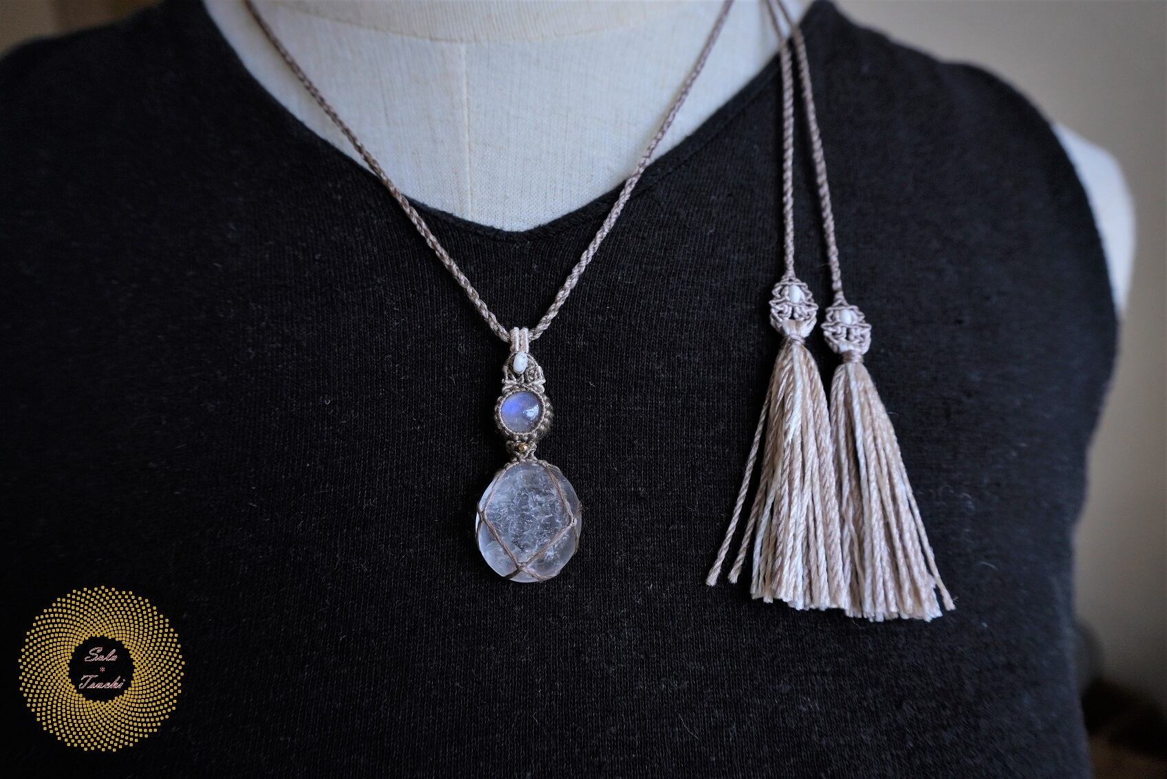 絹糸）セレナイトとレインボームーンストーン のマクラメ編み  