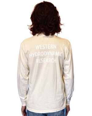 WESTERN HYDRODYNAMIC RESEARCH (ｳｪｽﾀﾝﾊｲﾄﾞﾛﾀﾞｲﾅﾐｯｸﾘｻｰﾁ) - WORKER LS TEE US (ﾜｰｶｰﾛﾝｸﾞｽﾘｰﾌﾞﾃｨｰ) IVORY