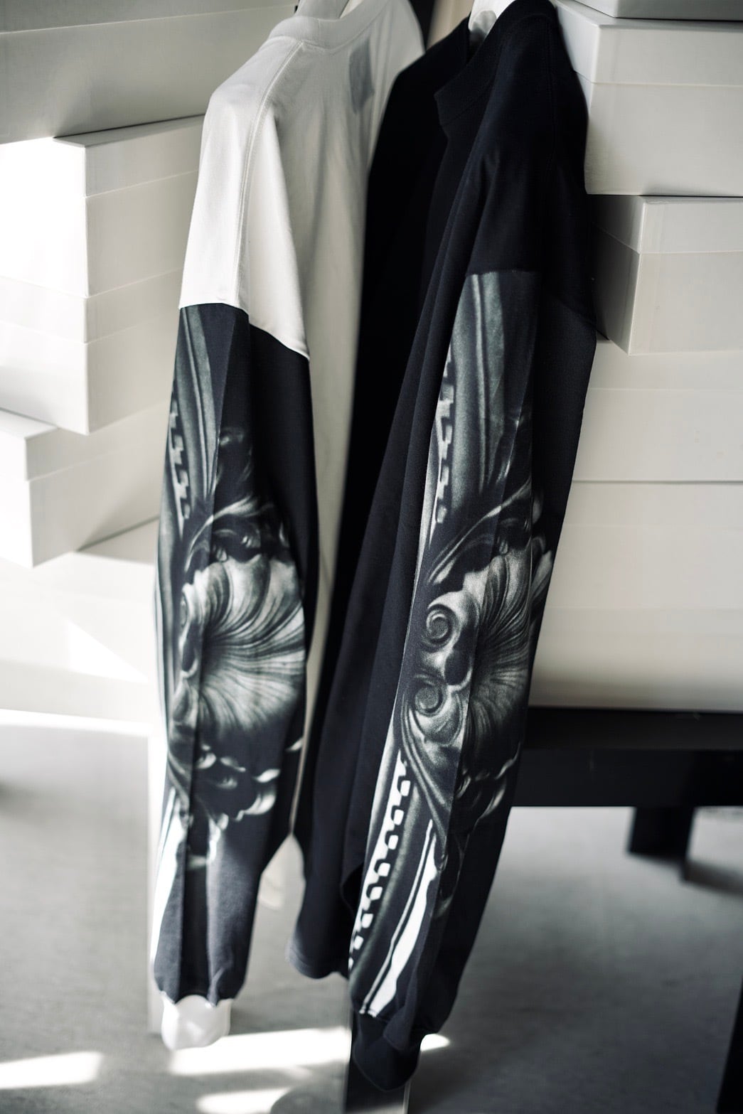 Mediam / Memories Sleeve Rib Long Tee ( White , Black ) | JUQUI Online