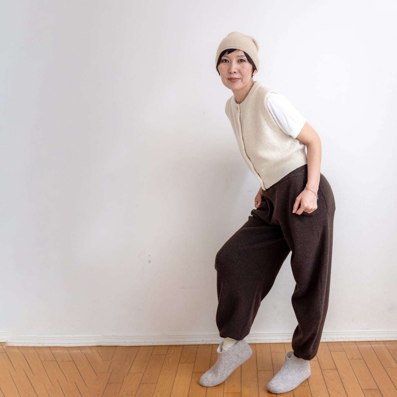空飛ぶ羊　ピュアカシミヤ山羊　ジレ　モンゴル製 空飛ぶ羊 BASE webshop｜モンゴルの天然毛、靴下とニットウエア