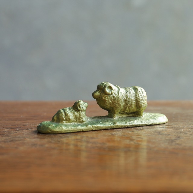 羊の親子の、かわいいペーパーウェイト 2