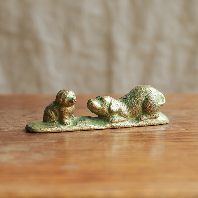 犬の親子の、かわいいペーパーウェイト