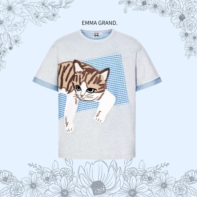 ギンガムの上でひと休みする子猫Tシャツ　E00583
