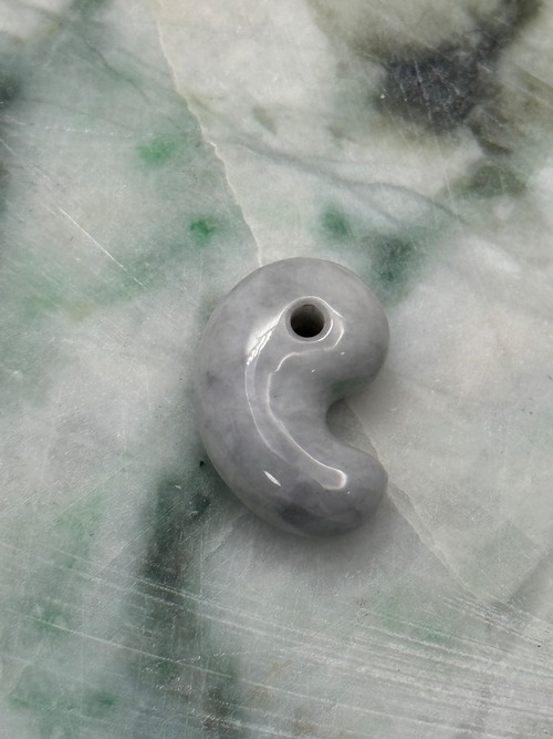 糸魚川翡翠　〜勾玉〜　白灰　029・画像2
