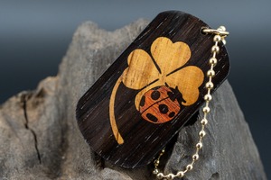 【音楽業界屈指の銘木】 ハカランダ ドッグタグ 象嵌 幸運を運ぶナナホシテントウ