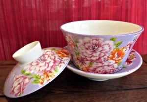 【蓋碗（紫花柄）】：今年らしいパープル花柄の蓋碗、有名な台湾鶯歌の磁器