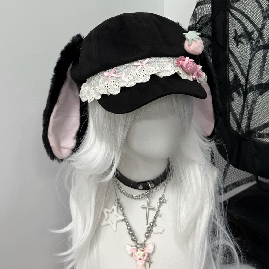 サブカル系ファッション｜うさ耳と苺モチーフが揺れる ファー付き