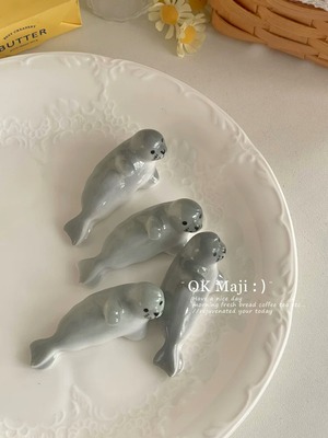 箸置き 2個セット アザラシ 陶器製 かわいい おしゃれ カトラリーレスト スプーン置き 箸枕 食器 卓上小物 シンプル 北欧風 キッチン雑貨 食卓 テーブルウェア 来客用 プレゼント 商品画像3