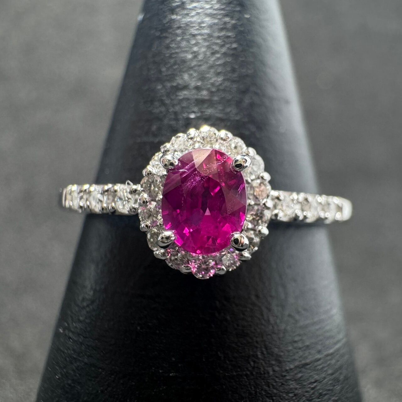Pt950 0.37ct ピジョンブラッドルビー 取り巻き(ヘイロー)リング Pt950 0.37ct ピジョンブラッドルビー 取り巻き(ヘイロー)リング