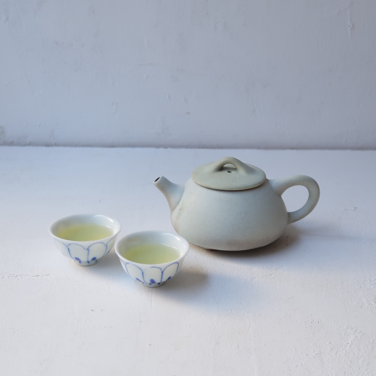 ペールブルーのティーポット