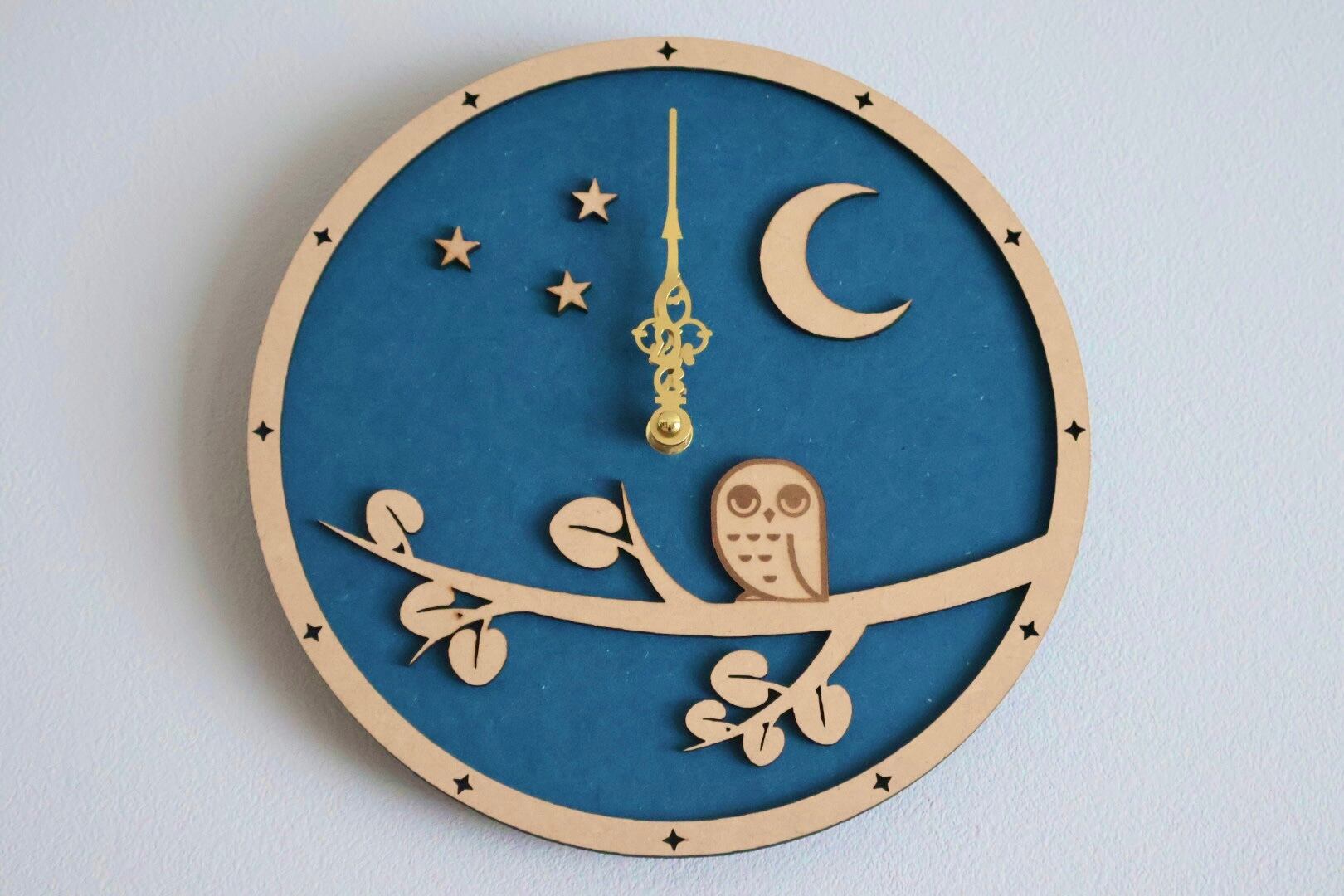 幻想的な夜のひとときをお部屋に】夜長を見守るフクロウ 壁掛け時計 幻想的な夜のひとときをお部屋に】夜長を見守るフクロウ 壁掛け時計