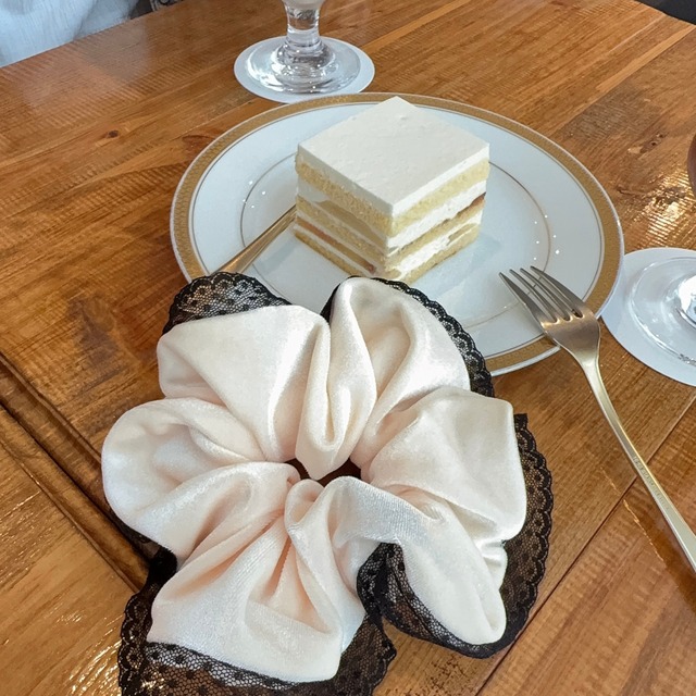 ドットレース付ベロアシュシュ　G102