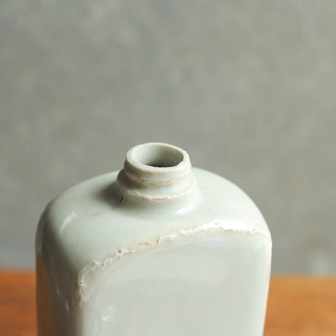 味わい深い、陶器のボトル