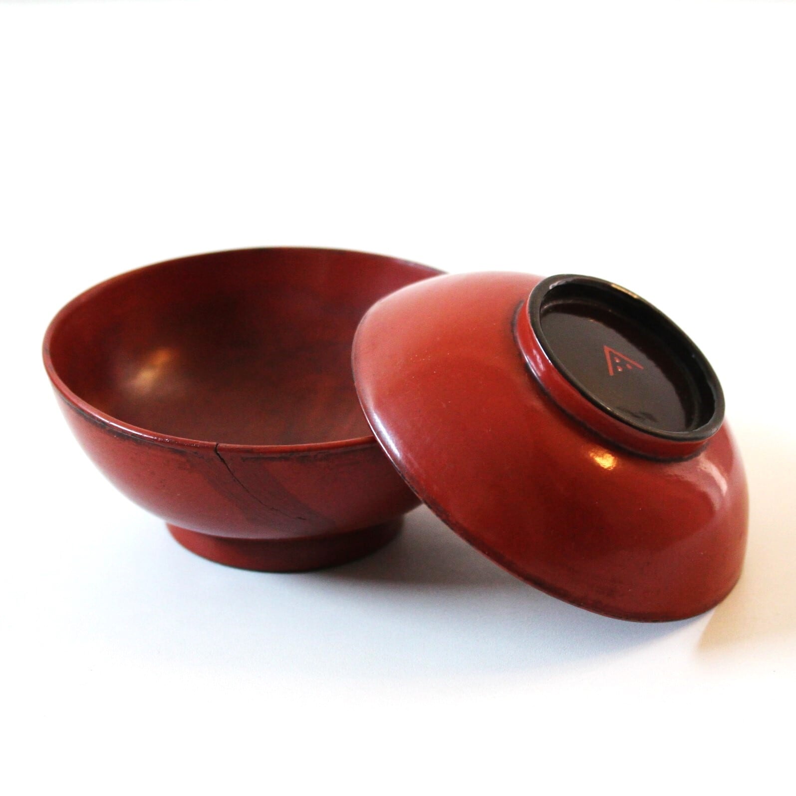 漆繕い（割れ）のある根来椀 d12.8cm Lacquer Restored Negoro Red and