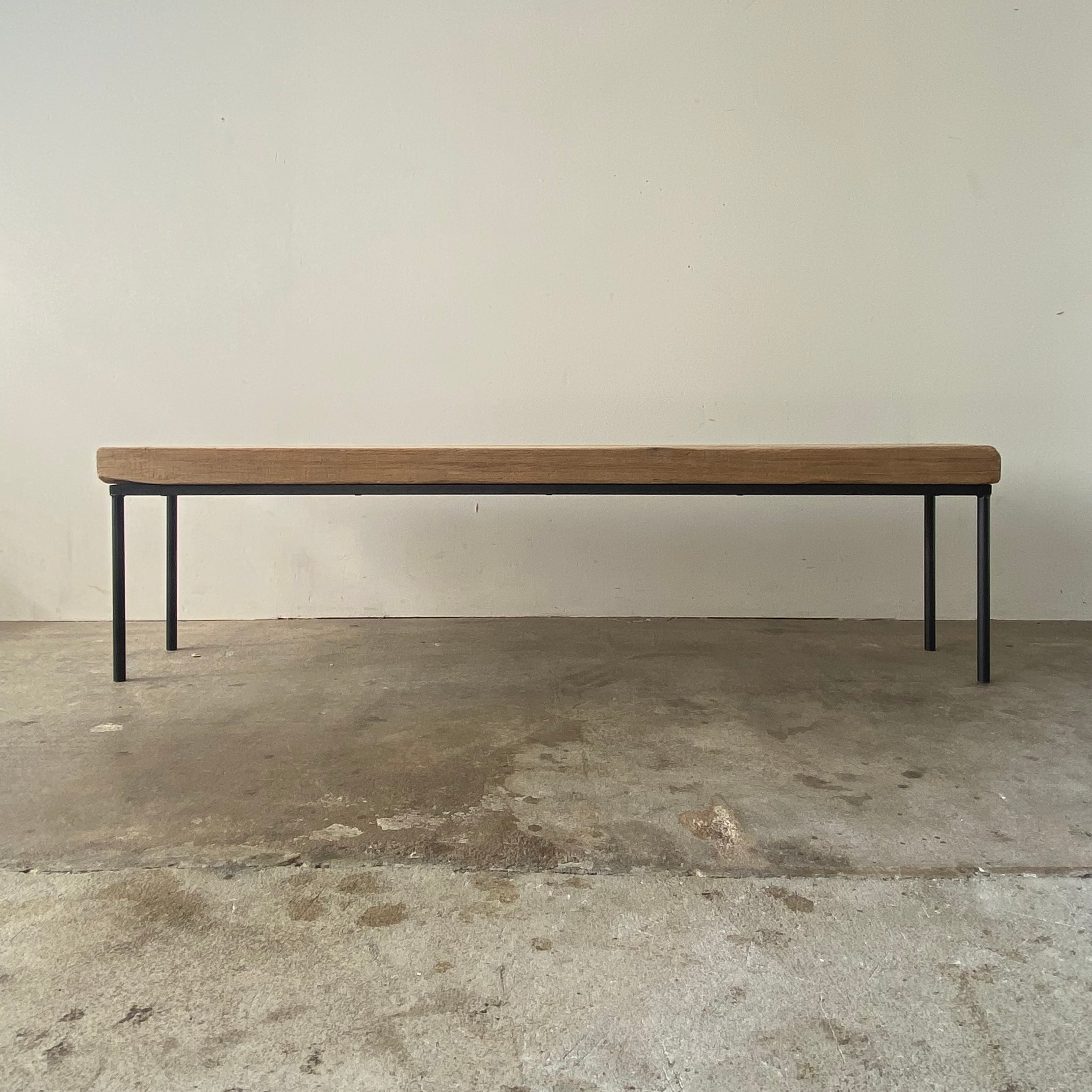 古材と鉄脚の台　1024