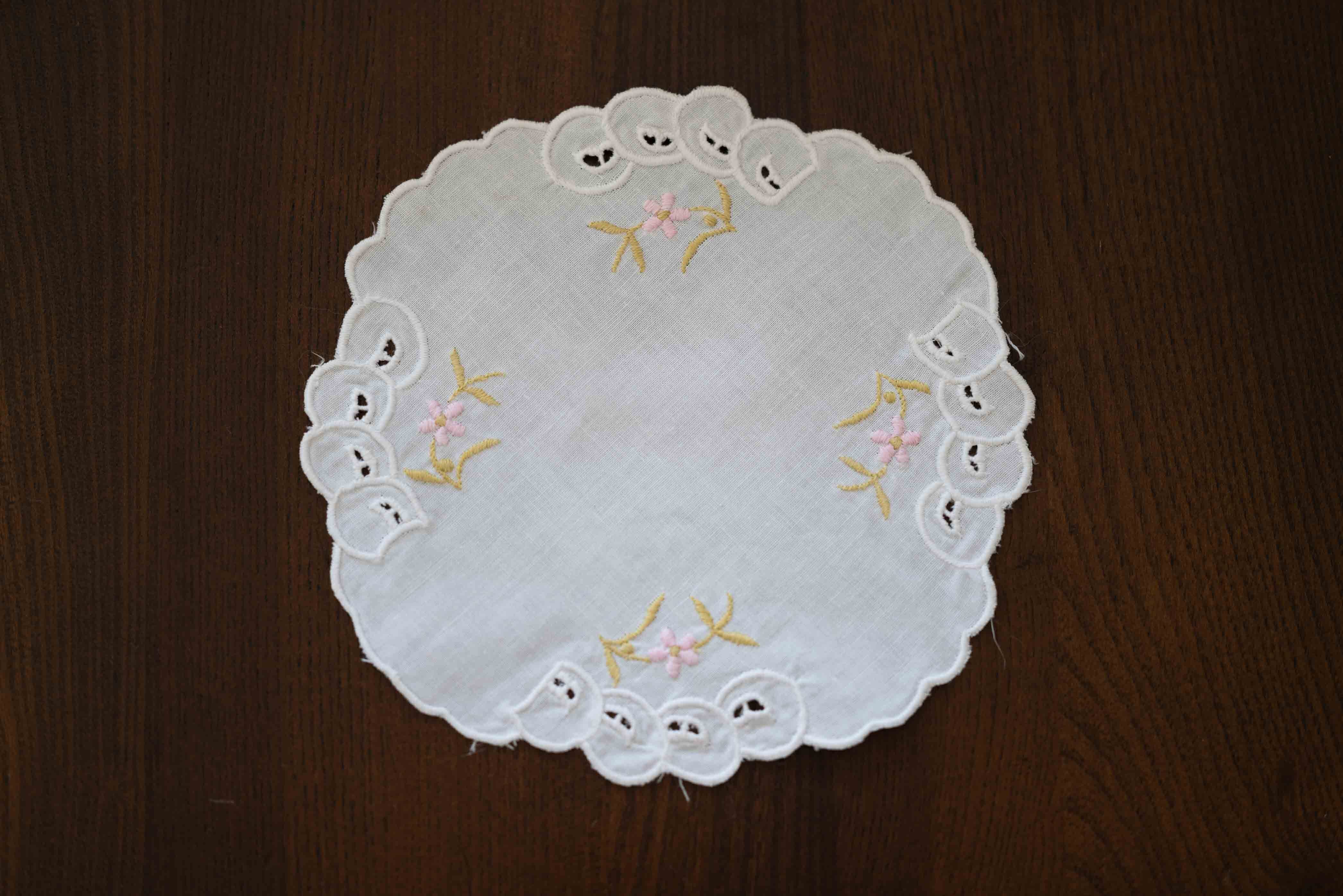 ミニサイズのテーブルクロス カフェオレボウルと相性抜群です! 機械刺繍 おそらく綿製品 北欧仕入れです