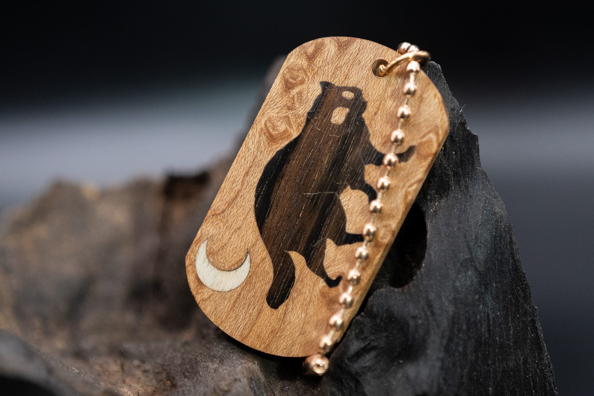 【英女王の愛した銘木】 バーズアイメープル ドッグタグ 象嵌 三日月とたぬき