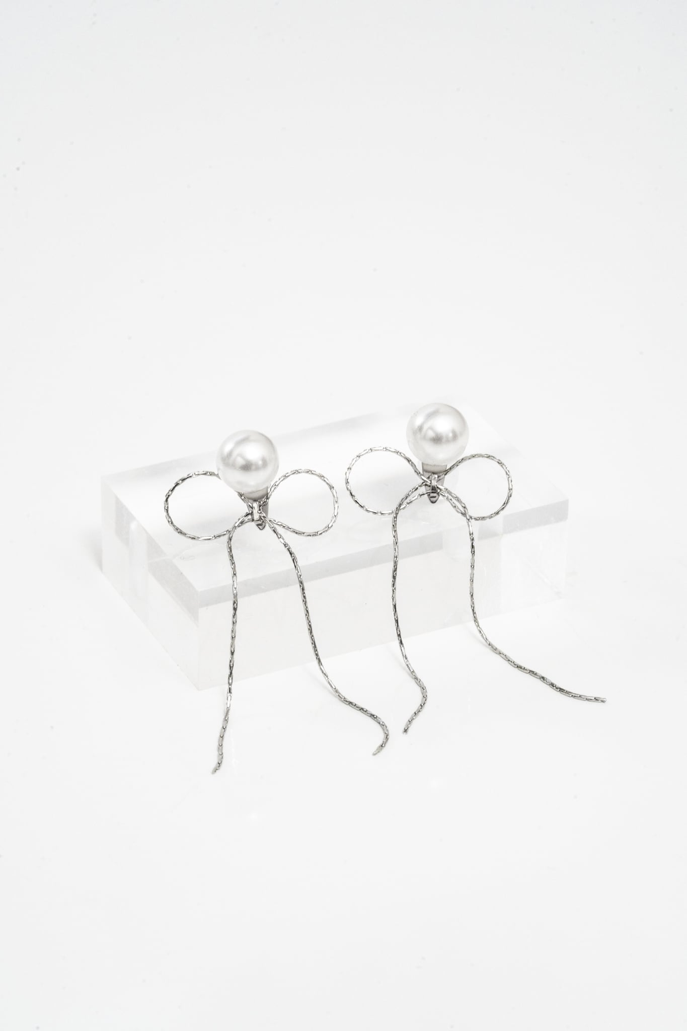 小澤 美里様 コラボ】Ribbon Charm Pearl Pierce | 金属アレルギー対応