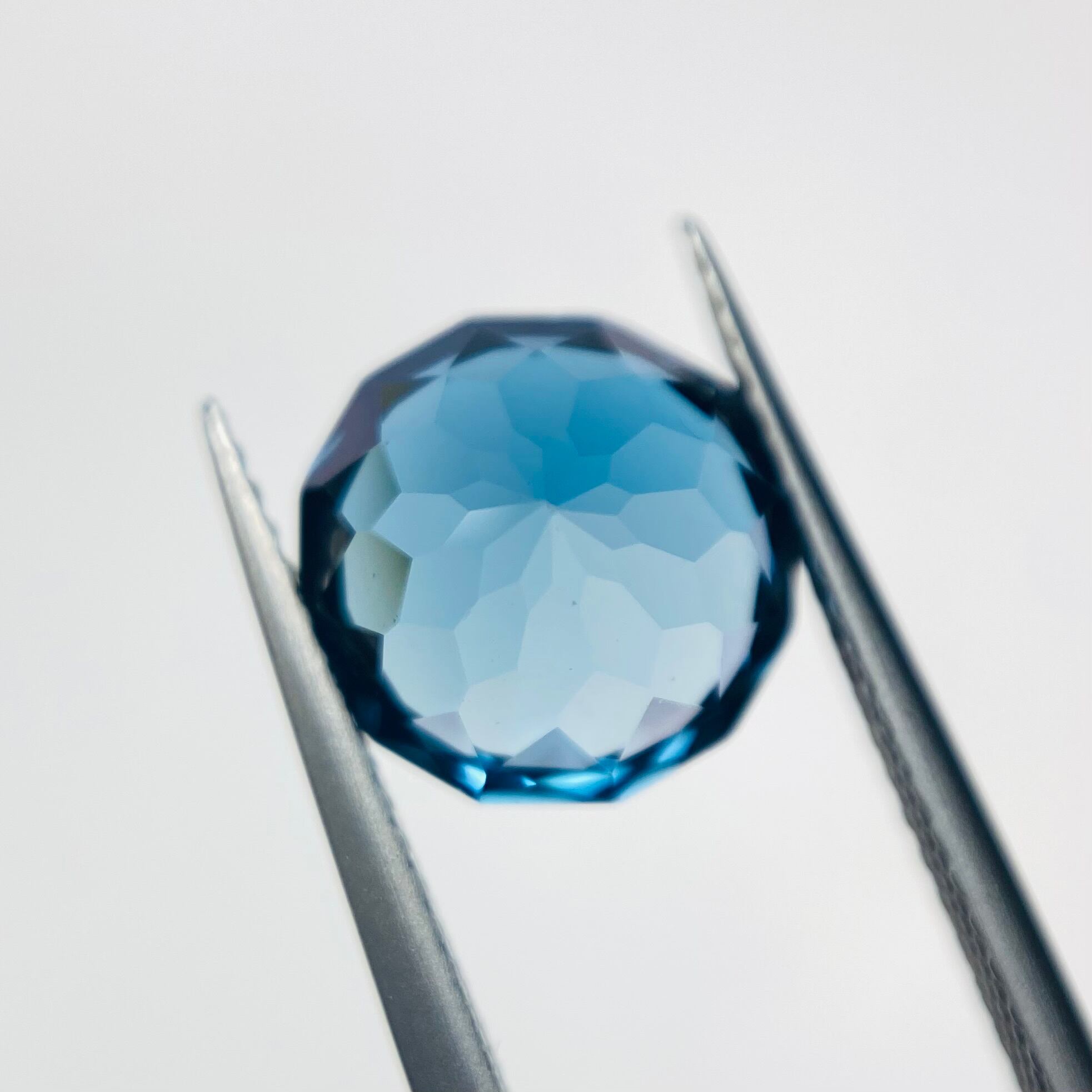 吸い込まれるロンドンブルートパーズ