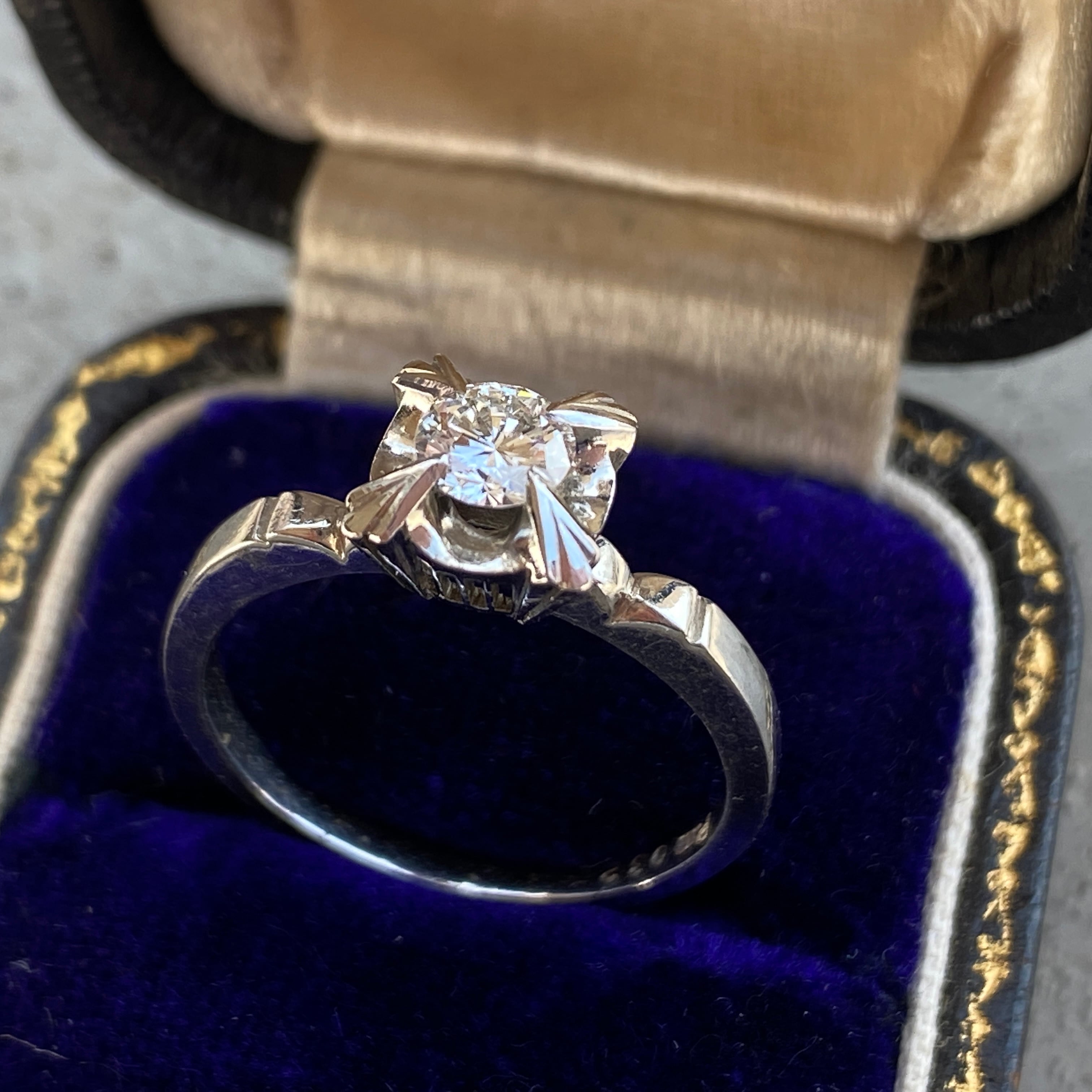 ヴィンテージ Ptにダイヤモンド三分石鬼爪リング