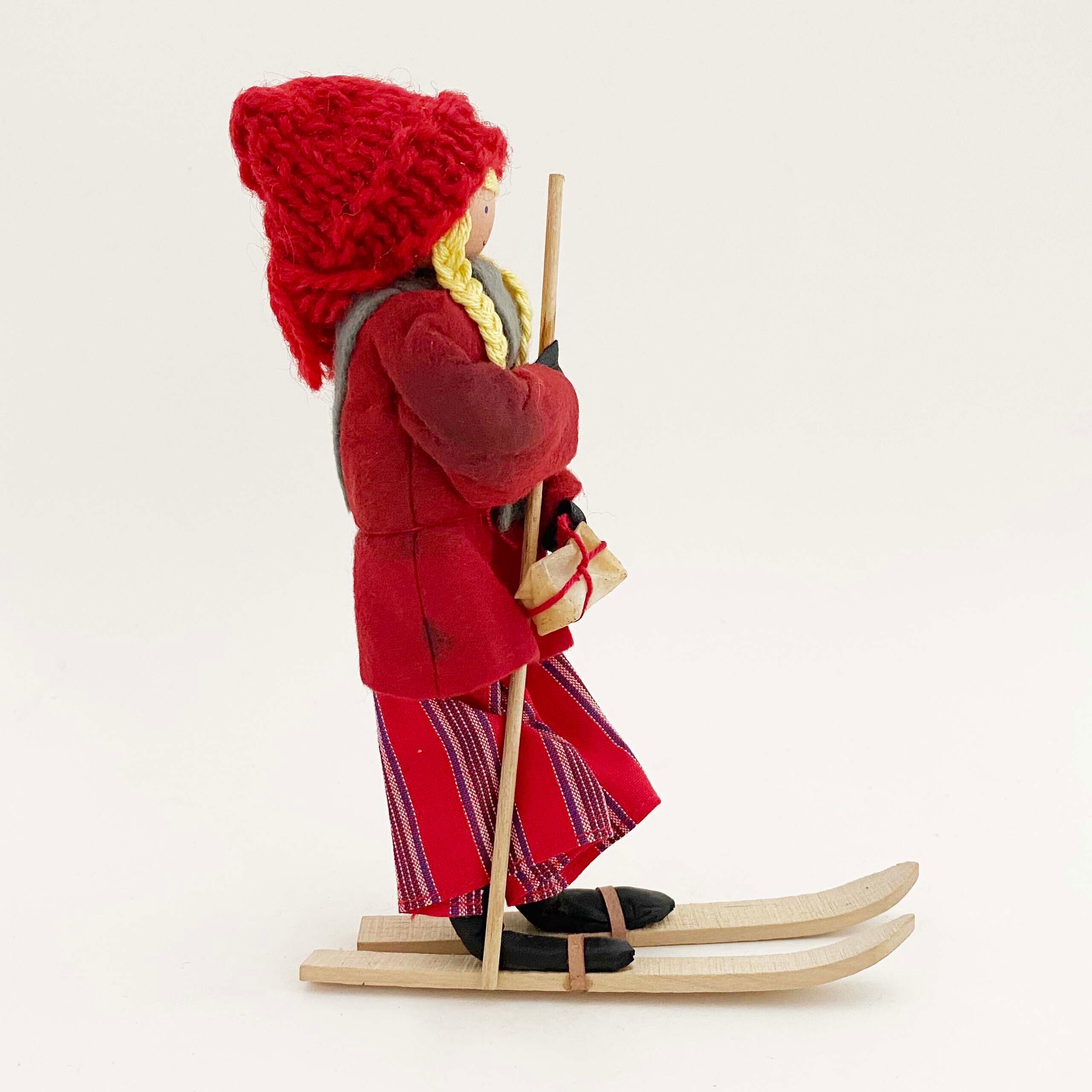 スキーをする乙女の木人形（スウェーデン製）