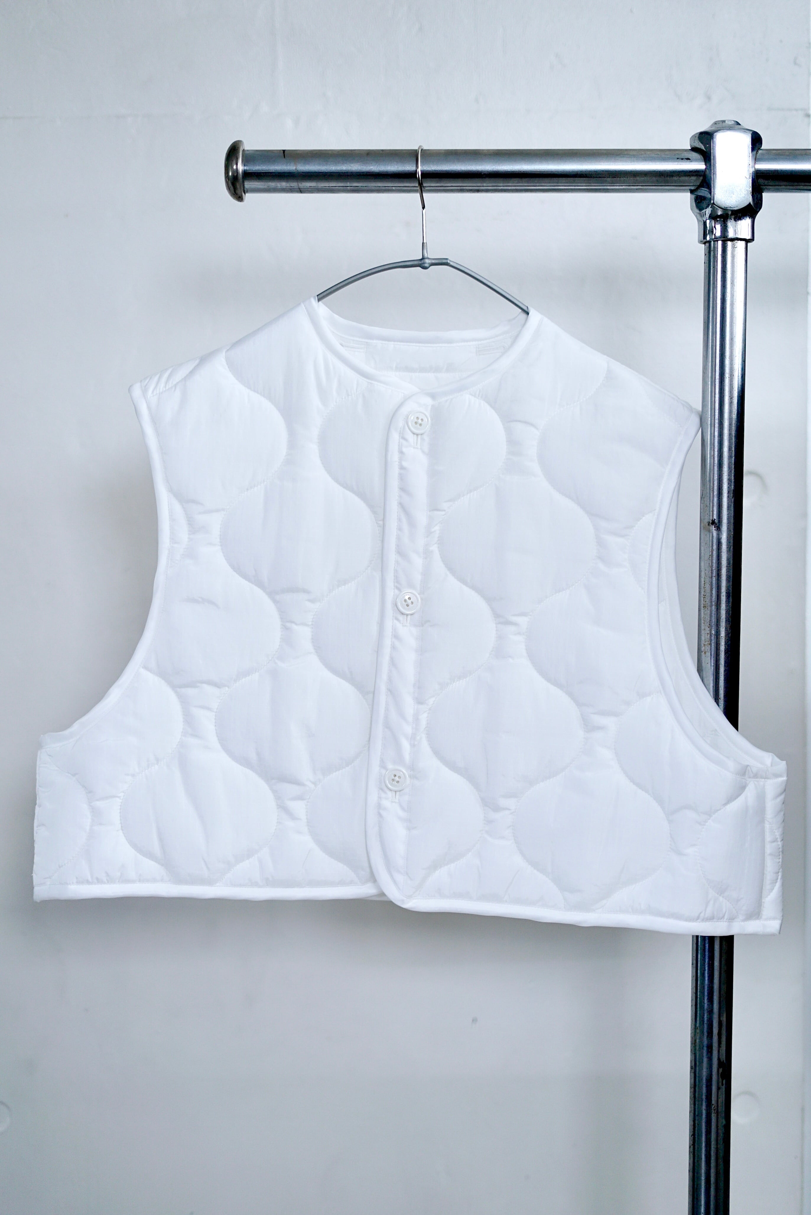 HYKE / QUILTED CROPPED VEST (WHITE,KHAKI, BLACK , OLIVE DRAB HYKE / QUILTED CROPPED VEST (WHITE,KHAKI, BLACK , OLIVE DRAB