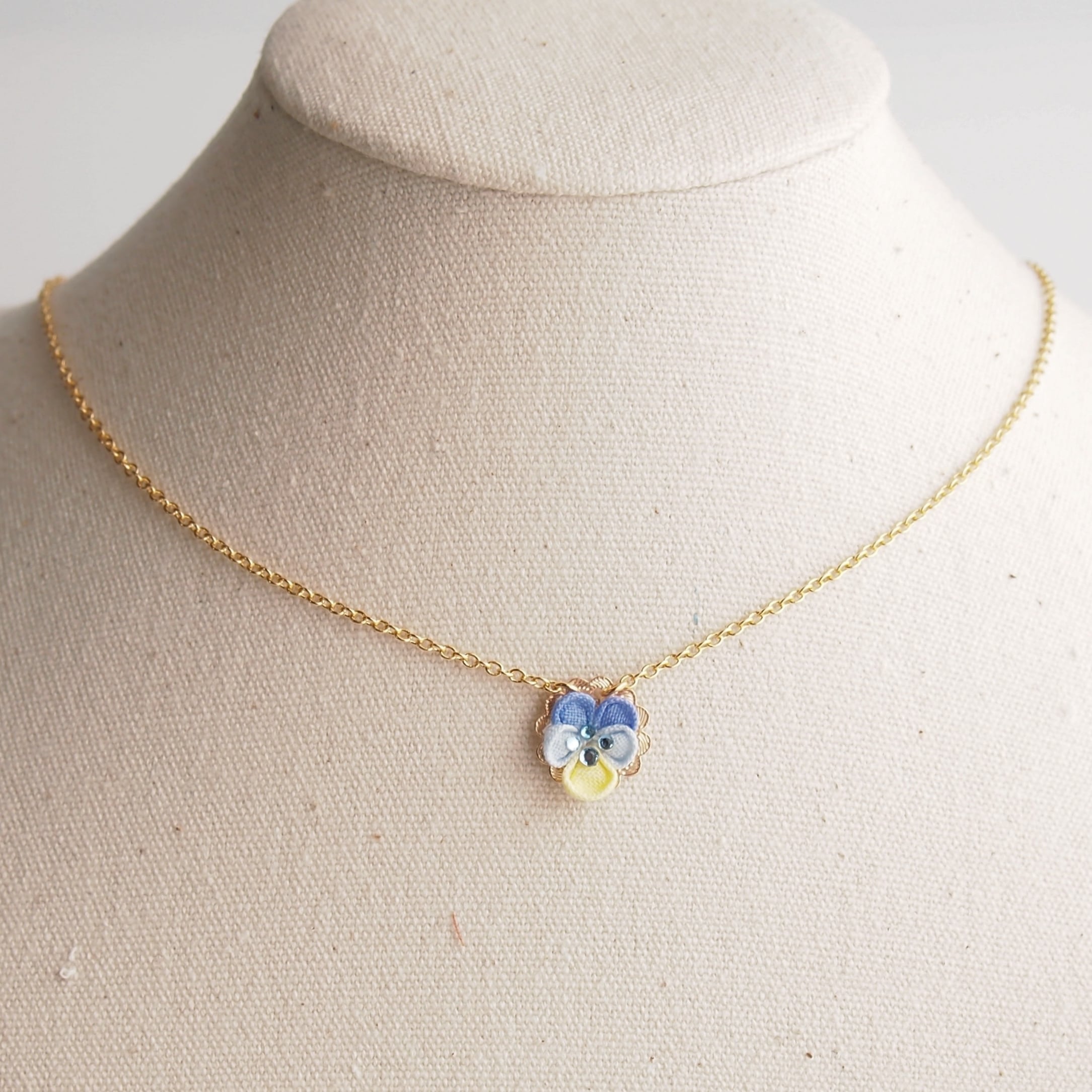 つまみ細工 ビオラのネックレス 】---- ペンダント/フラワー/誕生日