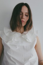 MANOF RUFFLE COLLAR BLOUSE 2色展開