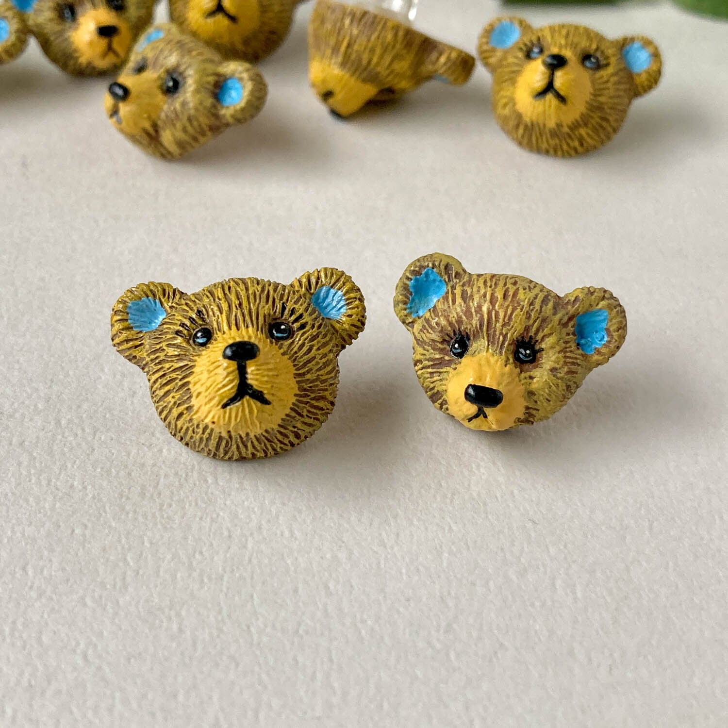 青い耳のクマの顔UKボタン（21mm/22mm） | Dua-アクセサリーパーツショップ