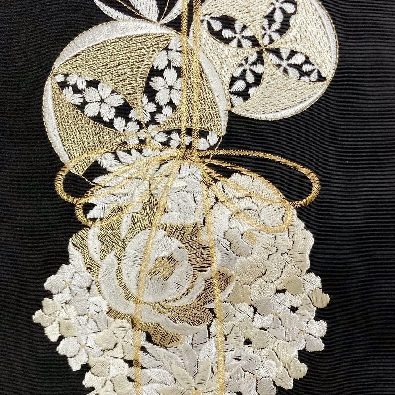 半衿　刺繍　鞠と花玉　黒地　シルエリー　新合繊　日本製　刺繍衿　和装小物　着物　成人式　卒業式　結婚式