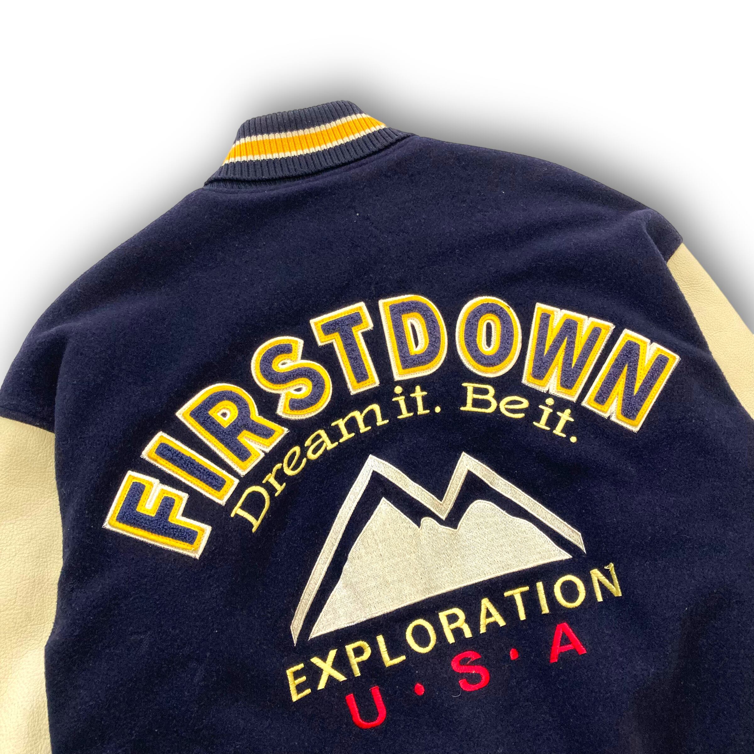 FIRST DOWN】ファーストダウン 袖レザー スタジャン アーチロゴ