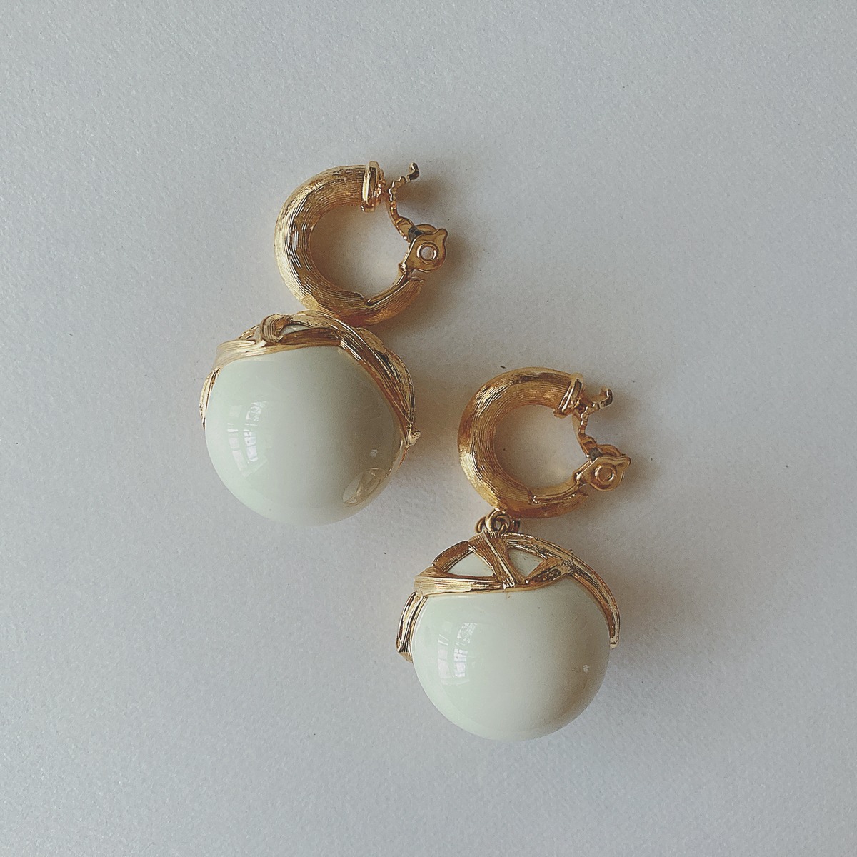 Vintage gold tone white big ball beads dangle earrings ヴィンテージ ゴールドトーン